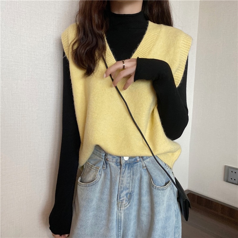 Dámska bezrukávová vesta s V-krkom - pletená, vlneno-viskozová zmes, jednofarebná, dĺžka 50–65 cm