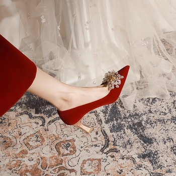 Svadobné topánky: špičatý nos, velúr vršok, PU podšívka, hrubý podpätok 6–8 cm, slip-on