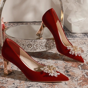 Svadobné topánky: špičatý nos, velúr vršok, PU podšívka, hrubý podpätok 6–8 cm, slip-on