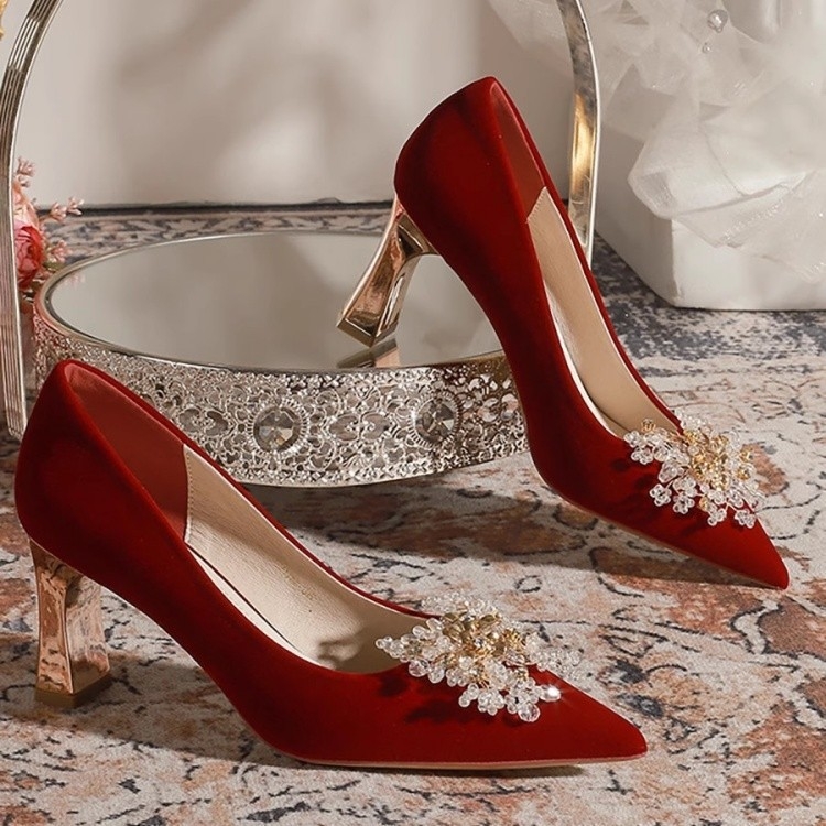 Svadobné topánky: špičatý nos, velúr vršok, PU podšívka, hrubý podpätok 6–8 cm, slip-on