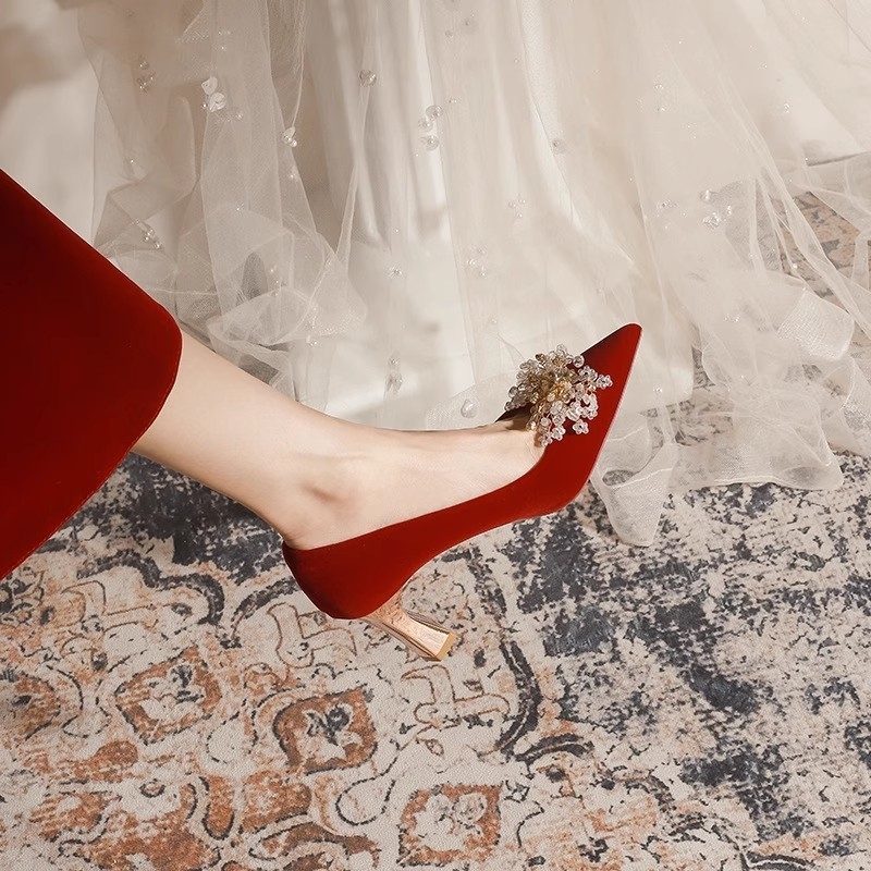 Svadobné topánky: špičatý nos, velúr vršok, PU podšívka, hrubý podpätok 6–8 cm, slip-on