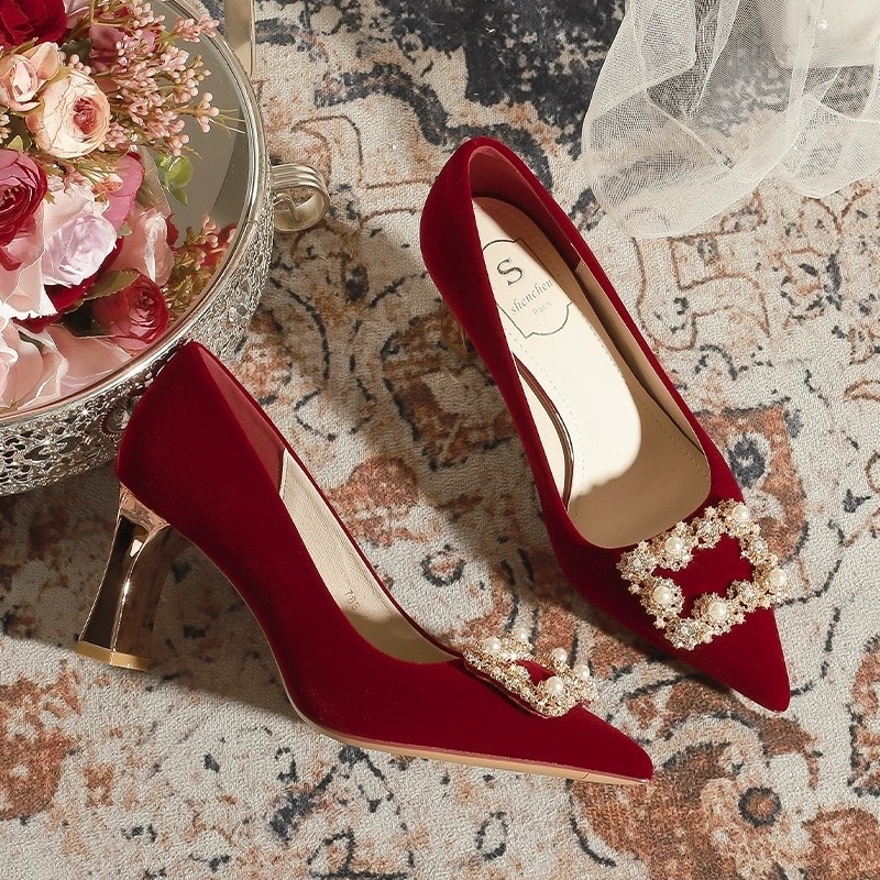 Svadobné topánky: špičatý nos, velúr vršok, PU podšívka, hrubý podpätok 6–8 cm, slip-on