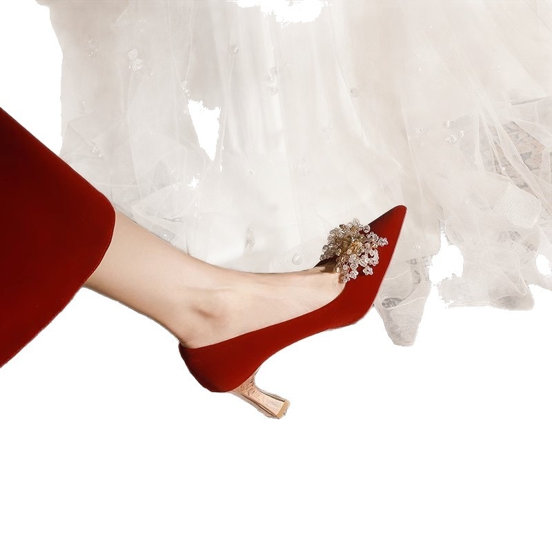 Svadobné topánky: špičatý nos, velúr vršok, PU podšívka, hrubý podpätok 6–8 cm, slip-on