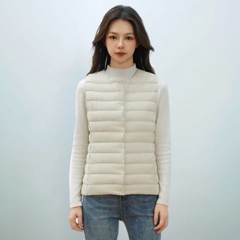 Dámska péřová vesta s V- výstrihom, nylonový vonkajší materiál, výplň z kačacieho peria 86–90%, stredná dĺžka