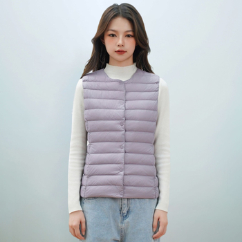 Dámska péřová vesta s V- výstrihom, nylonový vonkajší materiál, výplň z kačacieho peria 86–90%, stredná dĺžka