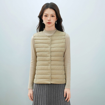 Dámska péřová vesta s V- výstrihom, nylonový vonkajší materiál, výplň z kačacieho peria 86–90%, stredná dĺžka