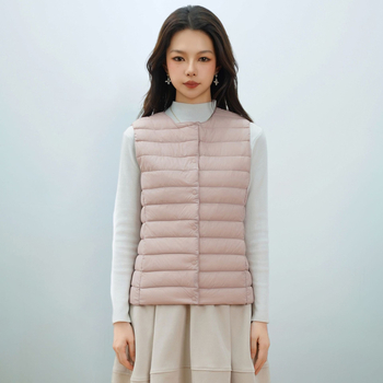 Dámska péřová vesta s V- výstrihom, nylonový vonkajší materiál, výplň z kačacieho peria 86–90%, stredná dĺžka