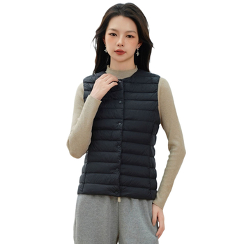 Dámska péřová vesta s V- výstrihom, nylonový vonkajší materiál, výplň z kačacieho peria 86–90%, stredná dĺžka