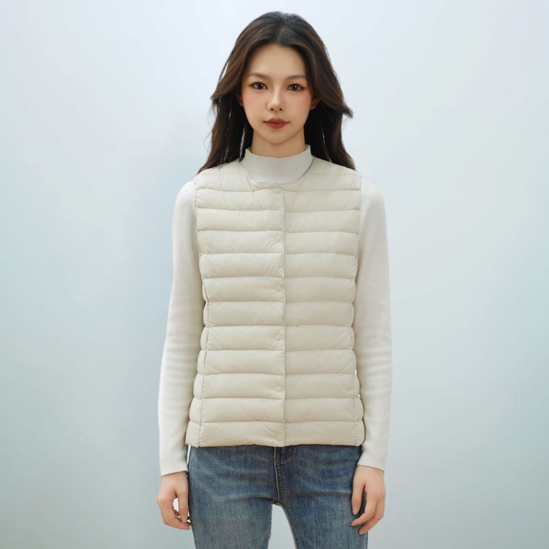 Dámska péřová vesta s V- výstrihom, nylonový vonkajší materiál, výplň z kačacieho peria 86–90%, stredná dĺžka