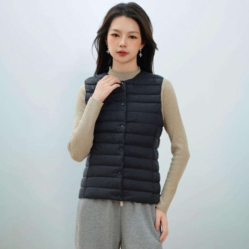 Dámska péřová vesta s V- výstrihom, nylonový vonkajší materiál, výplň z kačacieho peria 86–90%, stredná dĺžka