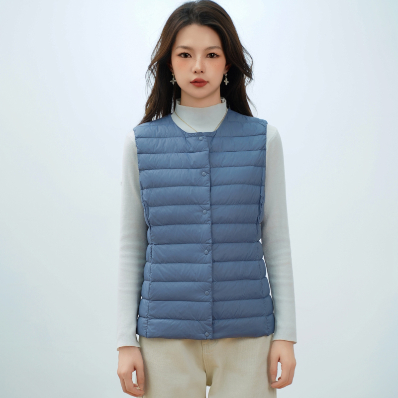 Dámska péřová vesta s V- výstrihom, nylonový vonkajší materiál, výplň z kačacieho peria 86–90%, stredná dĺžka