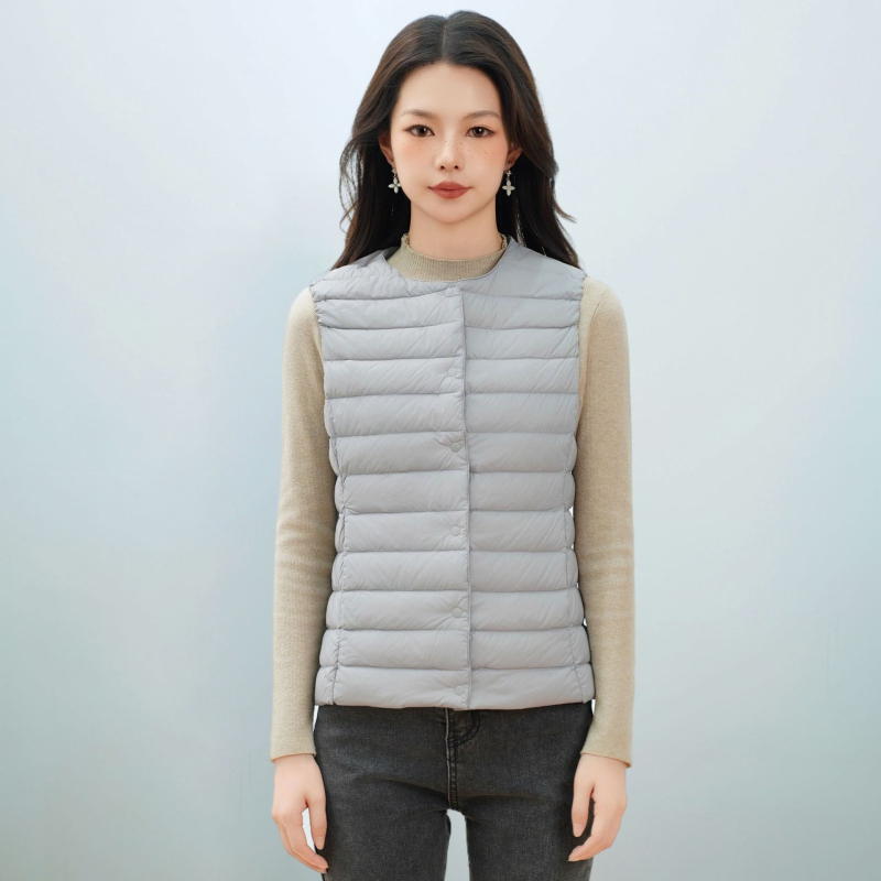 Dámska péřová vesta s V- výstrihom, nylonový vonkajší materiál, výplň z kačacieho peria 86–90%, stredná dĺžka