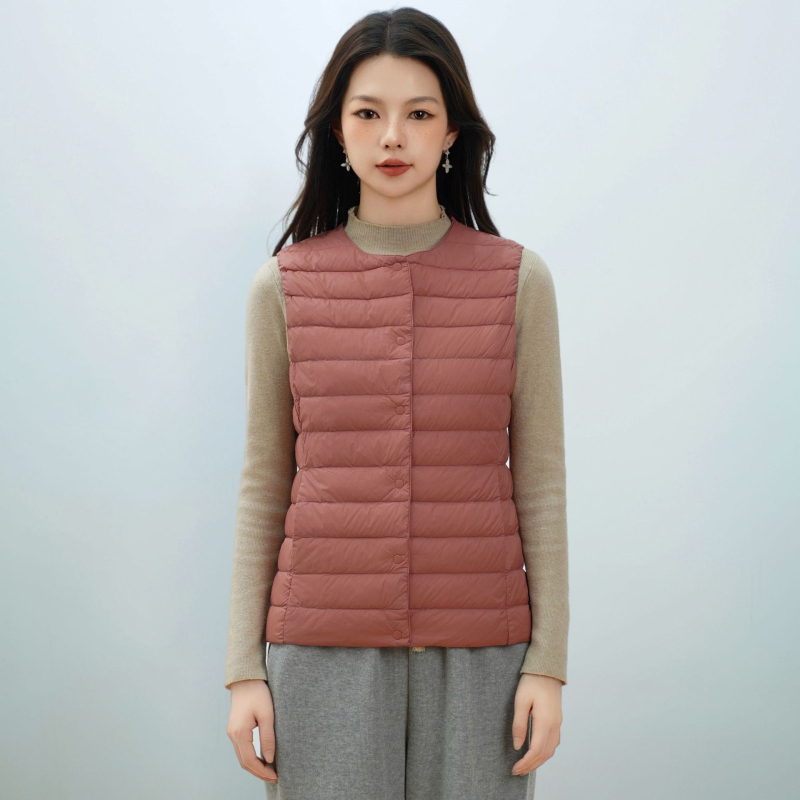 Dámska péřová vesta s V- výstrihom, nylonový vonkajší materiál, výplň z kačacieho peria 86–90%, stredná dĺžka