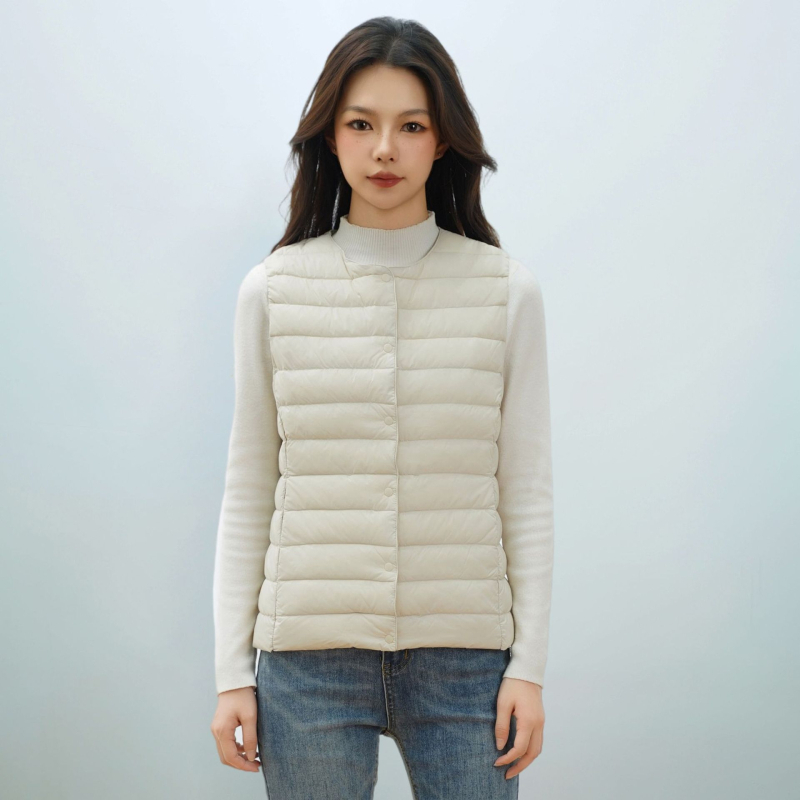 Dámska péřová vesta s V- výstrihom, nylonový vonkajší materiál, výplň z kačacieho peria 86–90%, stredná dĺžka