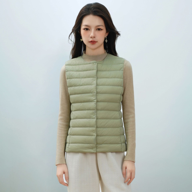 Dámska péřová vesta s V- výstrihom, nylonový vonkajší materiál, výplň z kačacieho peria 86–90%, stredná dĺžka