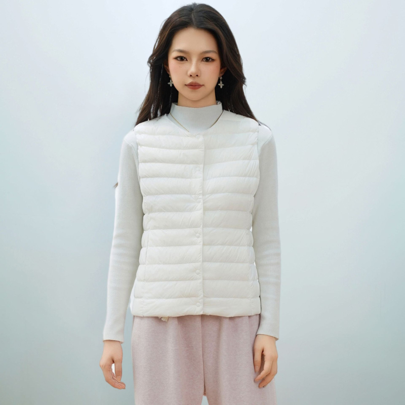 Dámska péřová vesta s V- výstrihom, nylonový vonkajší materiál, výplň z kačacieho peria 86–90%, stredná dĺžka