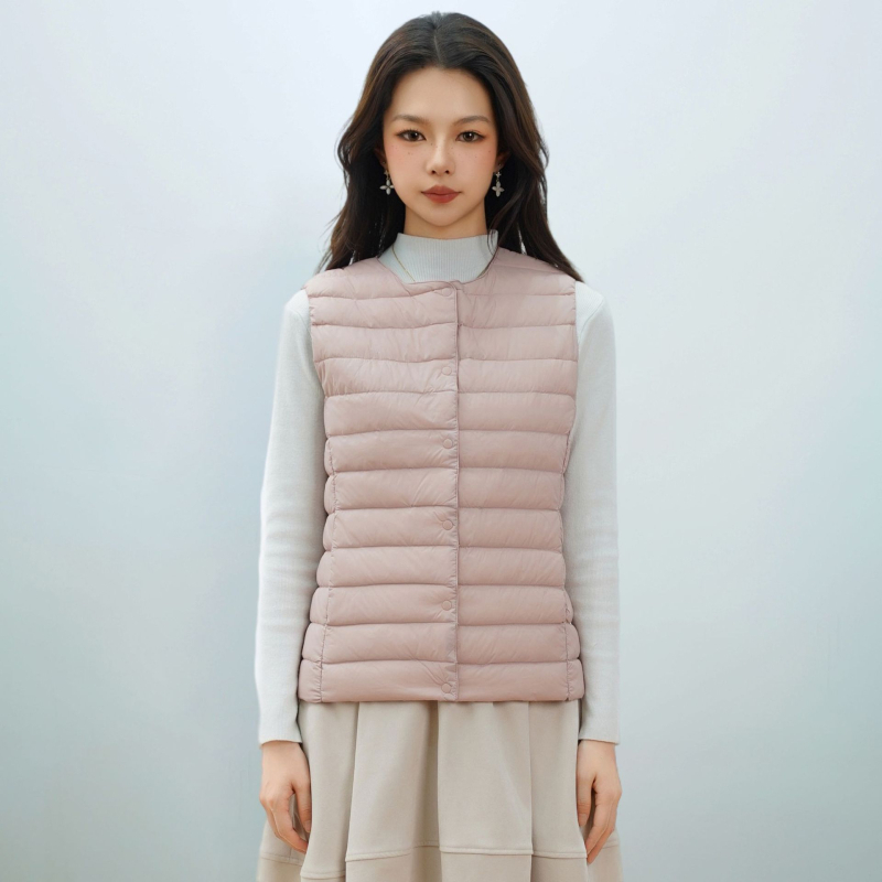 Dámska péřová vesta s V- výstrihom, nylonový vonkajší materiál, výplň z kačacieho peria 86–90%, stredná dĺžka
