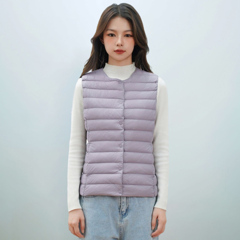 Dámska péřová vesta s V- výstrihom, nylonový vonkajší materiál, výplň z kačacieho peria 86–90%, stredná dĺžka