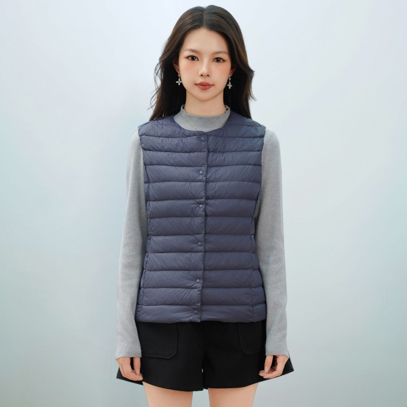 Dámska péřová vesta s V- výstrihom, nylonový vonkajší materiál, výplň z kačacieho peria 86–90%, stredná dĺžka