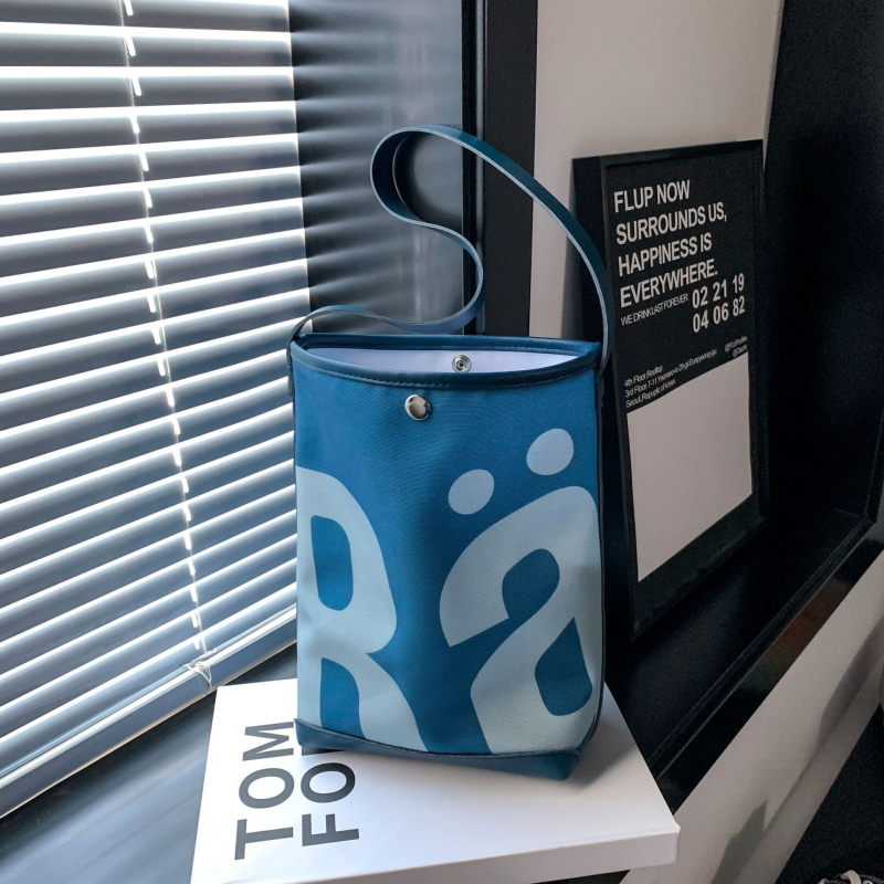 Dámska bucket taška z PU kože, mestský minimalistický štýl, valcovitý tvar, magnetické zapínanie, PU podšívka, vnútorná kapsa so zipsom, sendvičový typ, dvojité ramenné popruhy