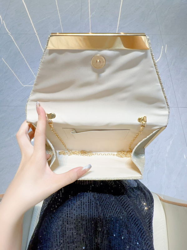 Poliészterből készült keresztpántos clutch táska, vízszintes négyzet alakú forma, fedélzárás, telefon- és ID-zsebbel