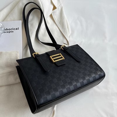 PU taška cez rameno s textúrovaným povrchom, horizontálny štvorcový tvar, zipsové otvorenie, polyesterová podšívka, vnútorné vrecká (zips, telefón, ID), dvojité popruhy – mestský štýl jednoduche