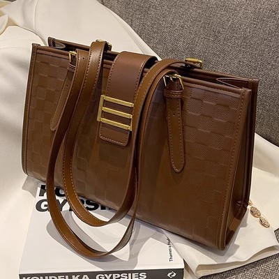 PU taška cez rameno s textúrovaným povrchom, horizontálny štvorcový tvar, zipsové otvorenie, polyesterová podšívka, vnútorné vrecká (zips, telefón, ID), dvojité popruhy – mestský štýl jednoduche