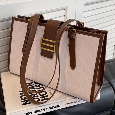 PU taška cez rameno s textúrovaným povrchom, horizontálny štvorcový tvar, zipsové otvorenie, polyesterová podšívka, vnútorné vrecká (zips, telefón, ID), dvojité popruhy – mestský štýl jednoduche