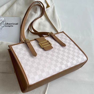 PU taška cez rameno s textúrovaným povrchom, horizontálny štvorcový tvar, zipsové otvorenie, polyesterová podšívka, vnútorné vrecká (zips, telefón, ID), dvojité popruhy – mestský štýl jednoduche