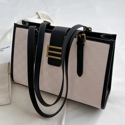 PU taška cez rameno s textúrovaným povrchom, horizontálny štvorcový tvar, zipsové otvorenie, polyesterová podšívka, vnútorné vrecká (zips, telefón, ID), dvojité popruhy – mestský štýl jednoduche