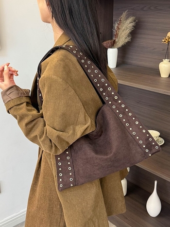 Taška cez rameno typu bucket zo semišu, mestský minimalistický štýl, vodorovný obdĺžnikový tvar, magnetické zapínanie, skrytý zipsový vrecko, dve remene