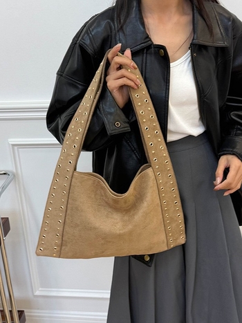 Taška cez rameno typu bucket zo semišu, mestský minimalistický štýl, vodorovný obdĺžnikový tvar, magnetické zapínanie, skrytý zipsový vrecko, dve remene