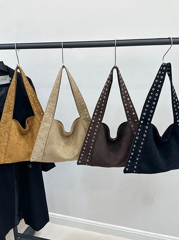 Taška cez rameno typu bucket zo semišu, mestský minimalistický štýl, vodorovný obdĺžnikový tvar, magnetické zapínanie, skrytý zipsový vrecko, dve remene