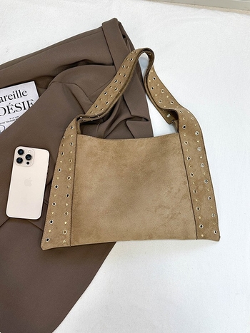 Taška cez rameno typu bucket zo semišu, mestský minimalistický štýl, vodorovný obdĺžnikový tvar, magnetické zapínanie, skrytý zipsový vrecko, dve remene