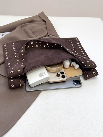 Taška cez rameno typu bucket zo semišu, mestský minimalistický štýl, vodorovný obdĺžnikový tvar, magnetické zapínanie, skrytý zipsový vrecko, dve remene