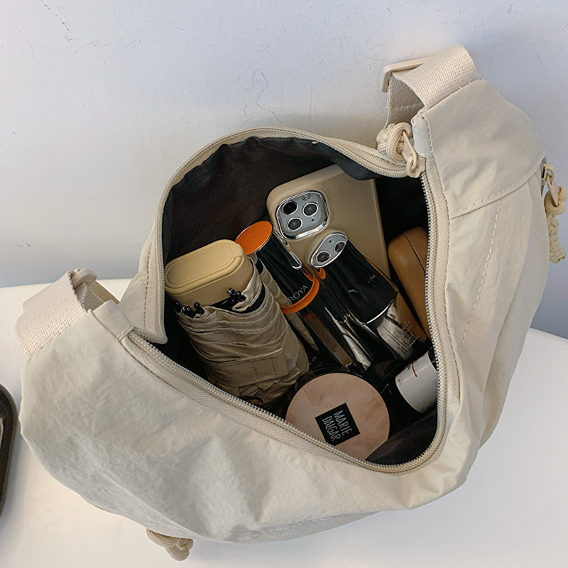 Geantă de umăr din nylon, stil găleată, formă orizontală pătrată, deschidere deschisă, moale