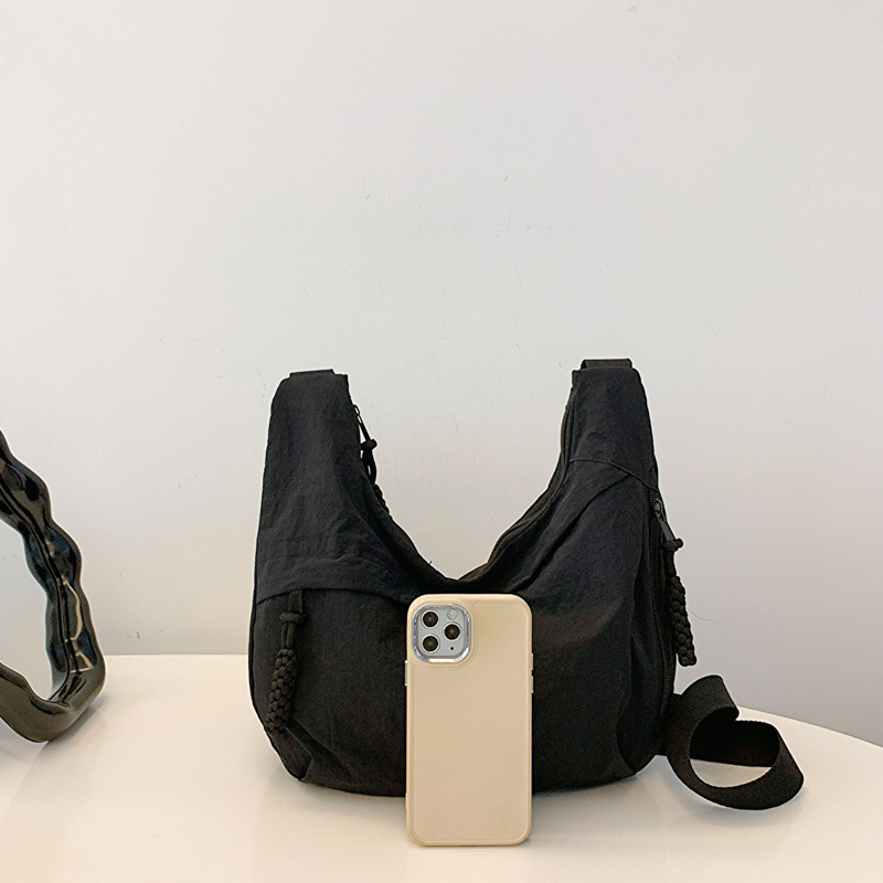 Geantă de umăr din nylon, stil găleată, formă orizontală pătrată, deschidere deschisă, moale