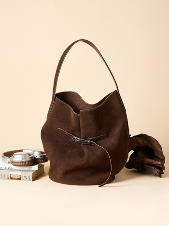 Bucket taška z pravej kože s velúrovou textúrou, európsko-americký retro štýl, uzatváranie prackou, uvedenie jesenn 2025.