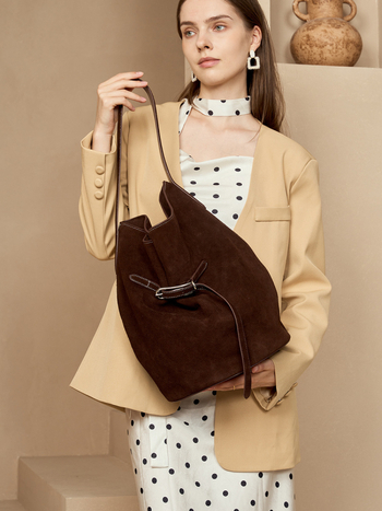 Bucket taška z pravej kože s velúrovou textúrou, európsko-americký retro štýl, uzatváranie prackou, uvedenie jesenn 2025.