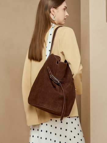 Bucket taška z pravej kože s velúrovou textúrou, európsko-americký retro štýl, uzatváranie prackou, uvedenie jesenn 2025.