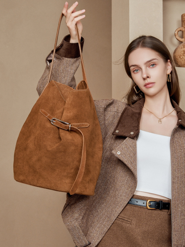 Bucket taška z pravej kože s velúrovou textúrou, európsko-americký retro štýl, uzatváranie prackou, uvedenie jesenn 2025.