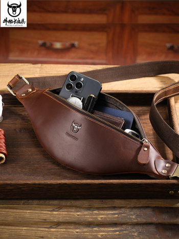 Vyriska odinė juosmens rankinė Cow Captain Leather — viršutinio sluoksnio jautienos oda, atspari vandeniui, dėvėjimuisi atspari, vienos spalvos raštas, poliesterio padas