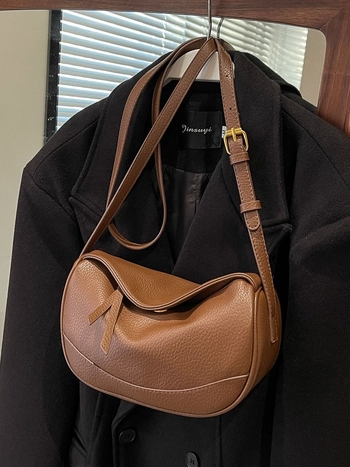 Napi használatra szánt crossbody táska PU anyagból, dumpling alakú, zipzáras zárás, poliészter bélés