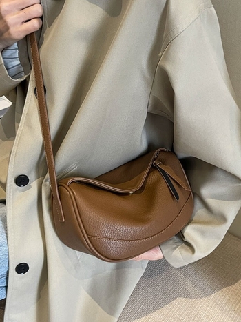 Napi használatra szánt crossbody táska PU anyagból, dumpling alakú, zipzáras zárás, poliészter bélés