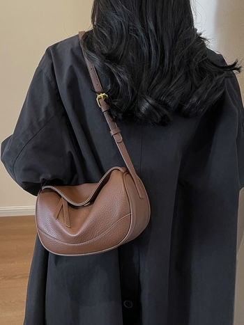 Napi használatra szánt crossbody táska PU anyagból, dumpling alakú, zipzáras zárás, poliészter bélés