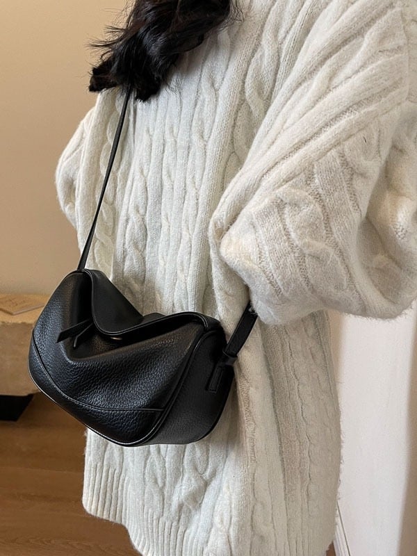 Napi használatra szánt crossbody táska PU anyagból, dumpling alakú, zipzáras zárás, poliészter bélés