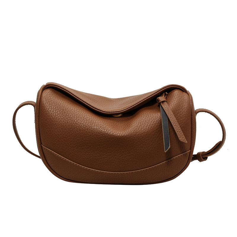 Napi használatra szánt crossbody táska PU anyagból, dumpling alakú, zipzáras zárás, poliészter bélés