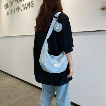 Geantă Dumpling din nailon pentru umăr — stil Dumpling, formă Dumpling, închidere cu fermoar, buzunar interior cu fermoar