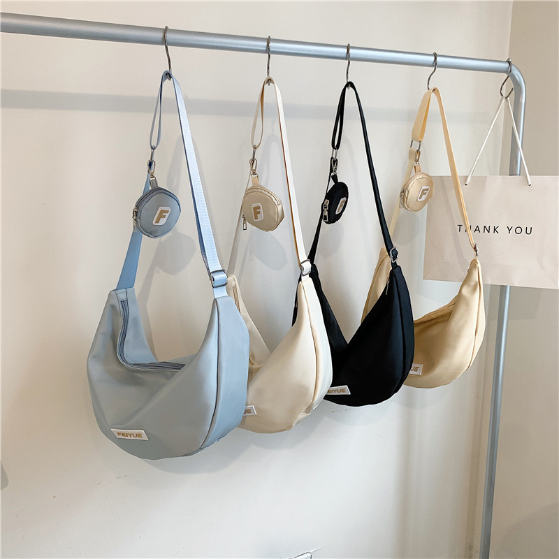 Geantă Dumpling din nailon pentru umăr — stil Dumpling, formă Dumpling, închidere cu fermoar, buzunar interior cu fermoar