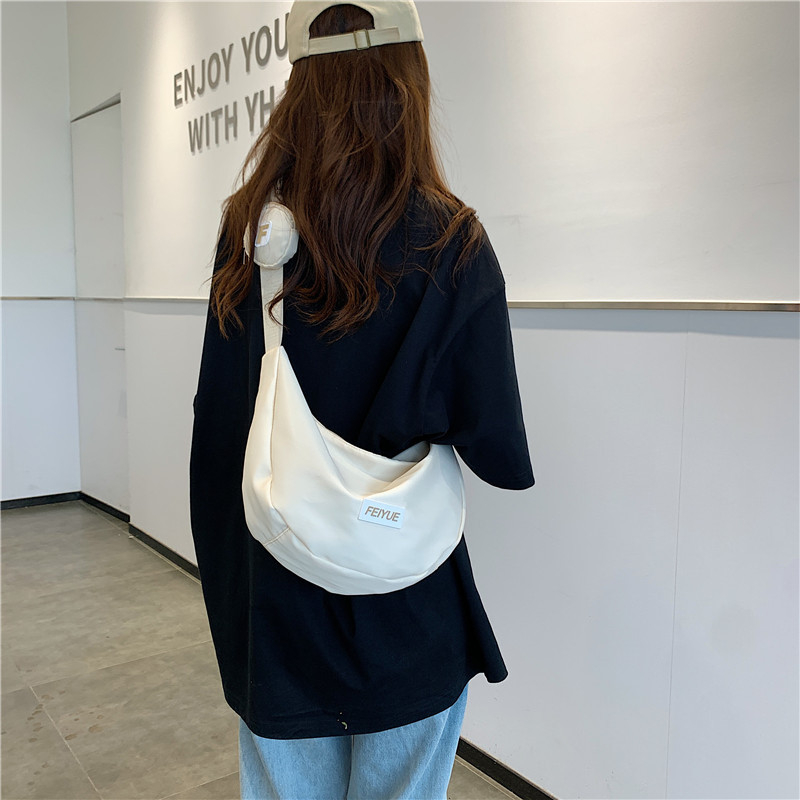 Geantă Dumpling din nailon pentru umăr — stil Dumpling, formă Dumpling, închidere cu fermoar, buzunar interior cu fermoar